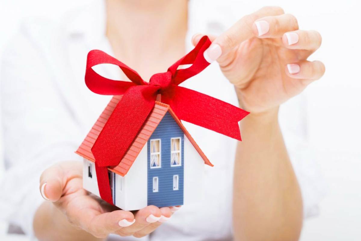 Darovanie domu, bytu alebo pozemku: Čo musí obsahovať darovacia zmluva a na čo si treba dať pozor?