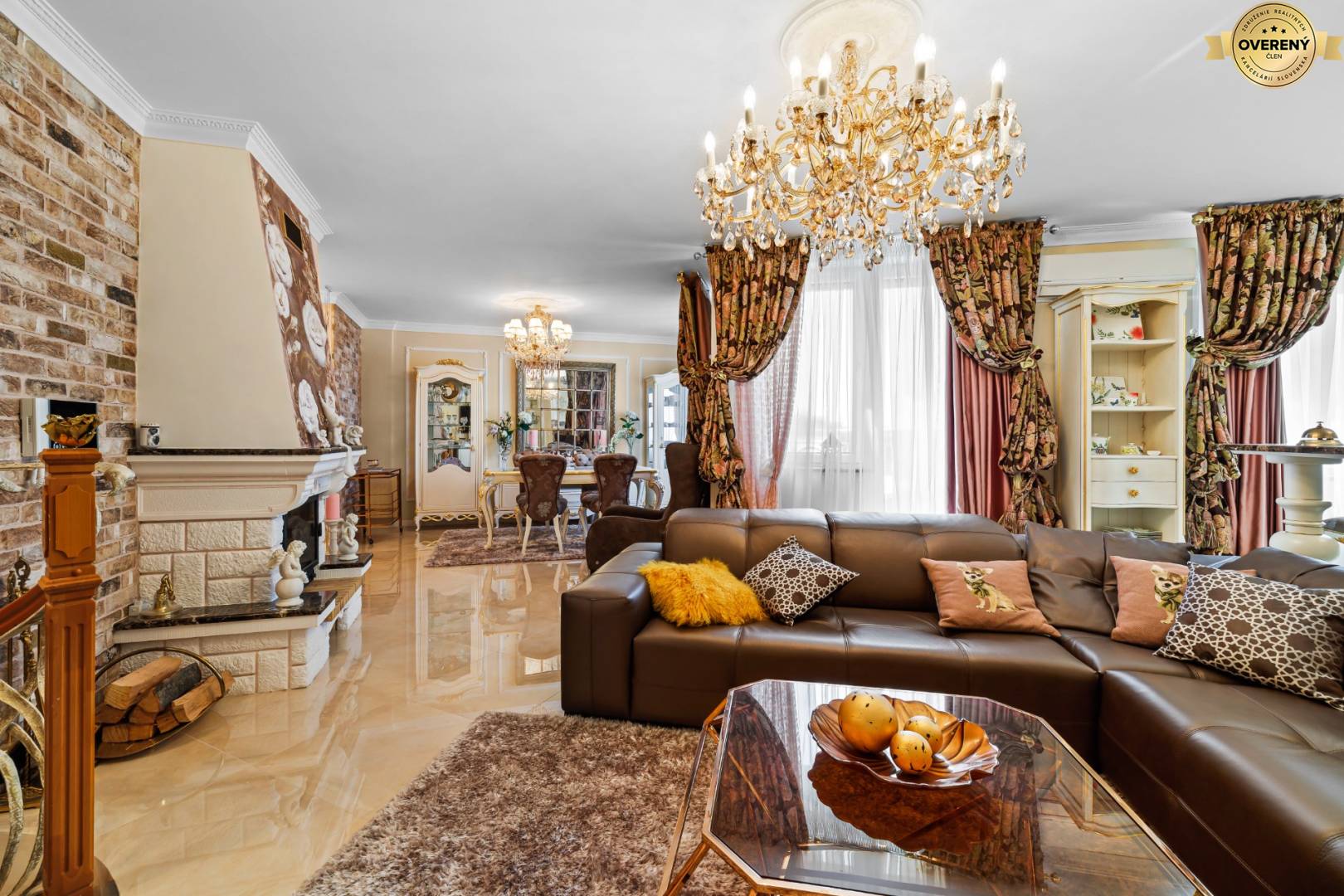 obyvacia-izba-kristalovy-krb-luster-kozena-sedacka-jedalen-luxusny-  poschodovy 4-izbovy-byt-v-talianskom-style-na-hradnom kopci-babonytre.jpg