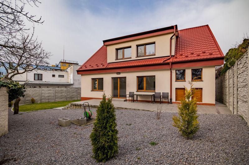 Rodinný dom na ulici Prvá v Bratislave - Kolibe s červenou strechou a záhradou.