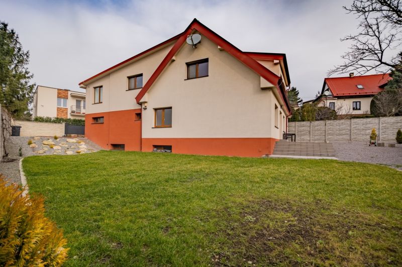 Rodinný dom na Prvej ulici v Bratislave - Kolibe s upravenou záhradou a terasou.