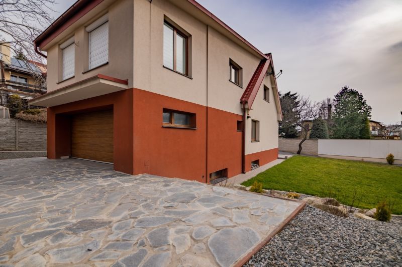 Rodinný dom na Prvej ulici v Bratislave - Kolibe s dlažbou a záhradou.
