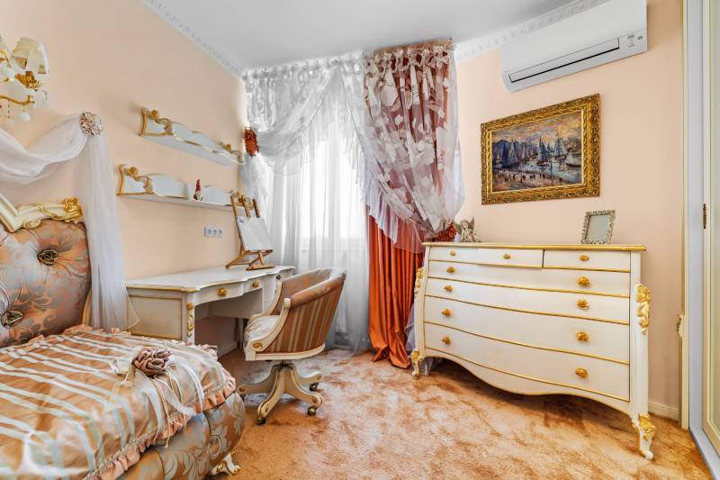 detska-izba-pisaci-stol-komoda-luxusny-  poschodovy 4-izbový-byt-v-talianskom-style-na-hradnom kopci-babonytre.jpg