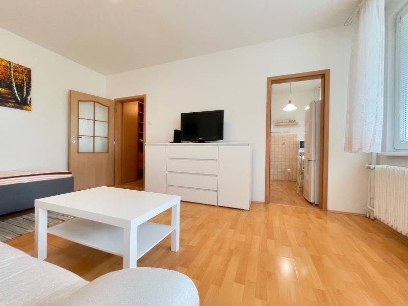 1_izbovy_byt_obyvacka_bratislava_dubravka_prenajom_babonytre_01