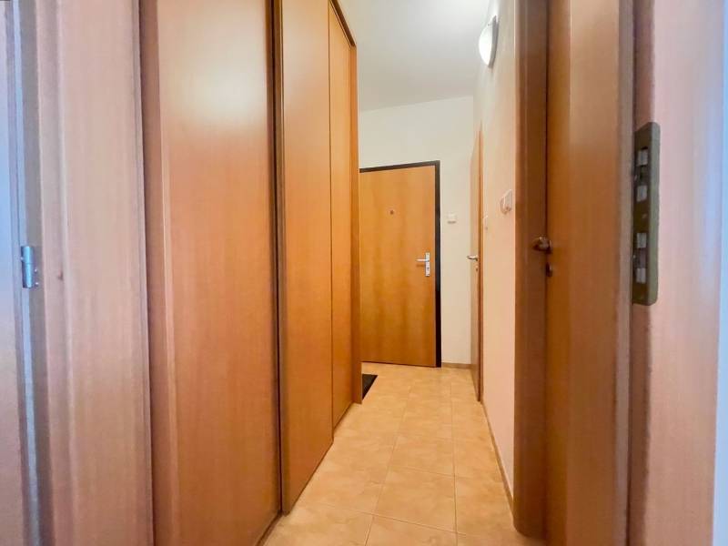 1_izbovy_byt_chodba_bratislava_dubravka_prenajom_babonytre_01