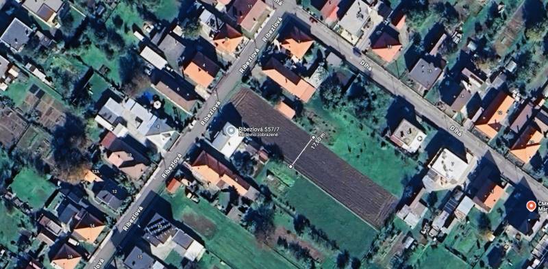 BabonyTRE_predaj stavbného pozemku_Čereňany_ortofoto-snímka _vyznačená_veľkosť-šírka_pozemku podľa google mapy.jpeg