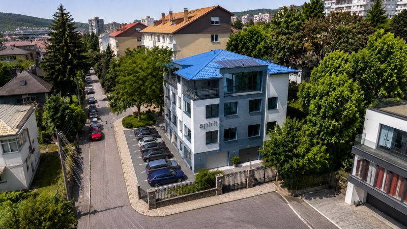 Vizualizácia - parkovacie miesta vedľa budovy