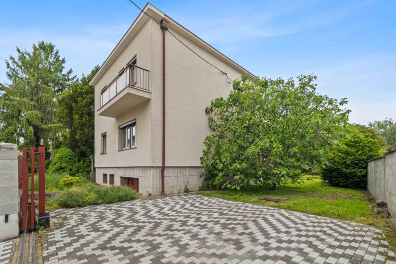 Rodinný dom na Hontianskej ulici v Bratislave - Nivách so spevnenou príjazdovou plochou.