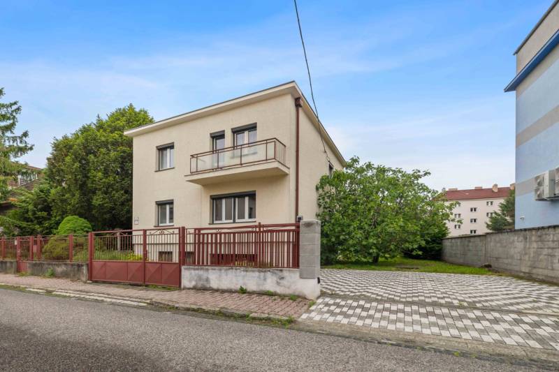 Rodinný dom na Hontianskej ulici v Bratislava - Nivy s predzáhradkou a bránou.