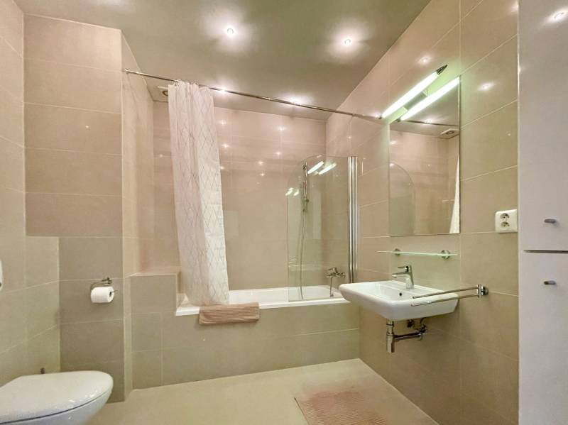 babonytre_fivestarresidence_5star_residence_apartman_byt_vkusny_zariadeny_prenajom_rent_staremesto_bratislava_oldtown_centrum_luxury_real_estate_richardpastuchareality_obyvacka_livingroom_kupelna_vana_bathroom.JPG