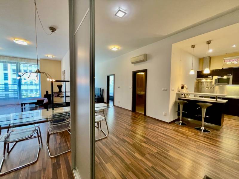 babonytre_fivestarresidence_5star_residence_apartman_byt_vkusny_zariadeny_prenajom_rent_staremesto_bratislava_oldtown_centrum_luxury_real_estate_richardpastuchareality_obyvacka_livingroom_kuchyna_kitchen_5.JPG