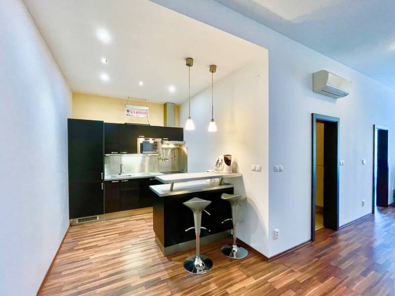 babonytre_fivestarresidence_5star_residence_apartman_byt_vkusny_zariadeny_prenajom_rent_staremesto_bratislava_oldtown_centrum_luxury_real_estate_richardpastuchareality_obyvacka_livingroom_kuchyna_kitchen_1.JPG