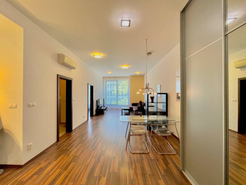 babonytre_fivestarresidence_5star_residence_apartman_byt_vkusny_zariadeny_prenajom_rent_staremesto_bratislava_oldtown_centrum_luxury_real_estate_richardpastuchareality_obyvacka_livingroom_1.JPG