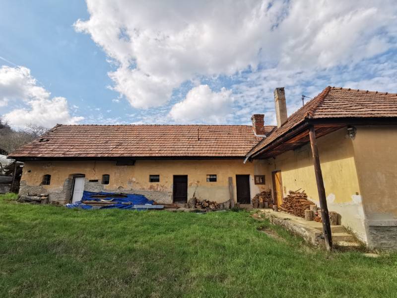 Predaj_velky pozemok s domom a garazou Nitrianske Sucany_okres Prievidza.jpg