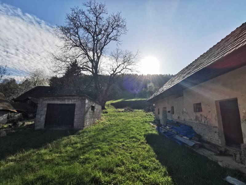 Predaj_velky pozemok s domom a garazou Nitrianske Sucany_okres Prievidza_20250405_164909.jpg