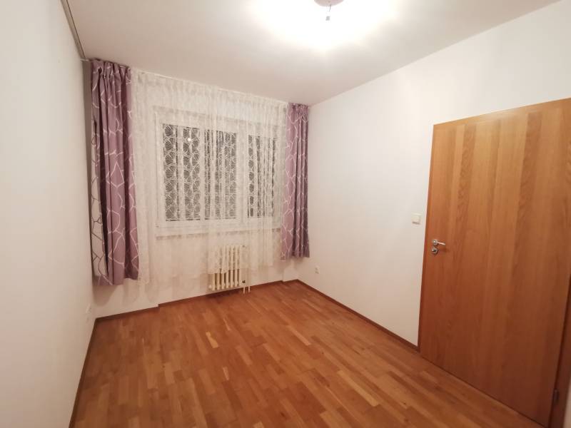 Izba už aj so záclonami a závesmi