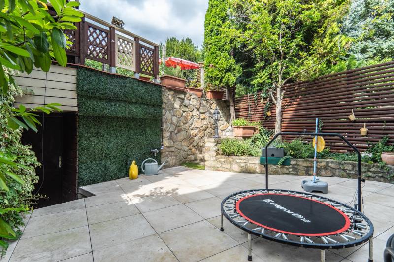 Terasa so záhradou a trampolínou pri rodinnom dome na Júnovej ulici, Bratislava - Kramáre.