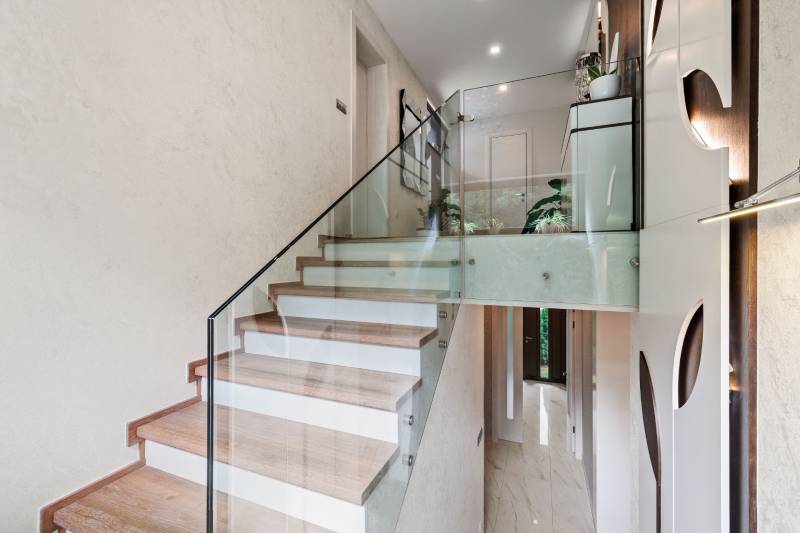 Schodisko z dubového masívneho dreva