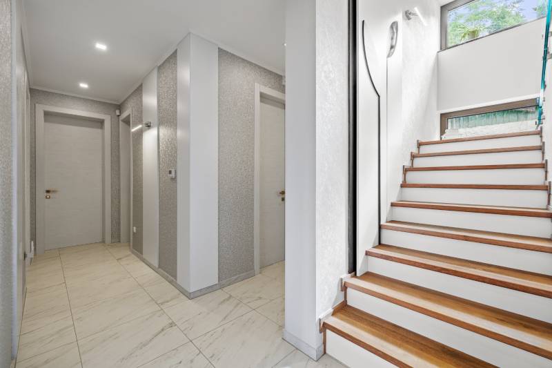 Schodisko z dubového masívneho dreva