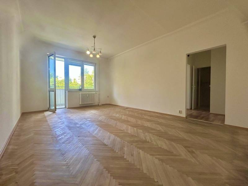 Predaj Mesačna_2,5i byt_obyvacia izba s balkonom.jpeg