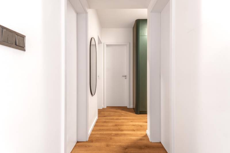 babonytre_bory_promenada_lamac_jana_langosa_3_izbovy_byt_predzahradka_zariadeny_prenajom_premiovo_vkusne_luxusne_parkovacie_statie_chodba_zrkadlo