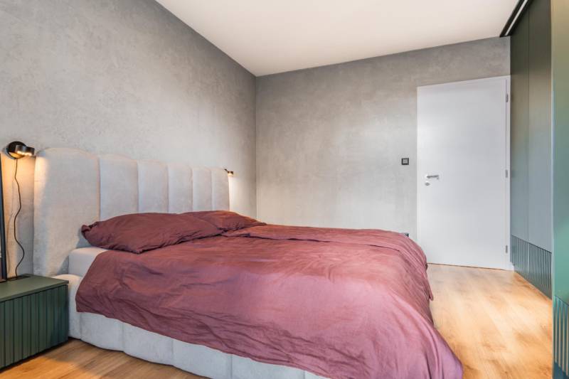 babonytre_bory_promenada_lamac_jana_langosa_3_izbovy_byt_predzahradka_zariadeny_prenajom_premiovo_vkusne_luxusne_parkovacie_statie_spalna_nocny_stolik