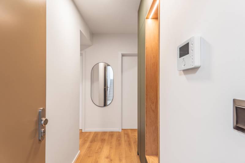 babonytre_bory_promenada_lamac_jana_langosa_3_izbovy_byt_predzahradka_zariadeny_prenajom_premiovo_vkusne_luxusne_parkovacie_statie_chodba_zrkadlo_elektricky_vratnik