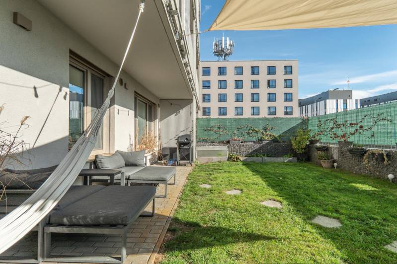 babonytre_bory_promenada_lamac_jana_langosa_3_izbovy_byt_predzahradka_zariadeny_prenajom_premiovo_vkusne_luxusne_parkovacie_statie_predzahradka_gril_virivka_jacuzzi