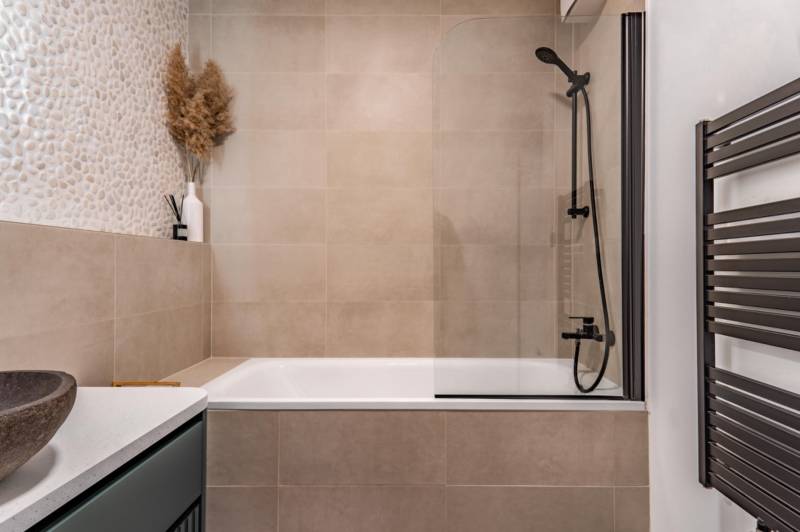 babonytre_bory_promenada_lamac_jana_langosa_3_izbovy_byt_predzahradka_zariadeny_prenajom_premiovo_vkusne_luxusne_parkovacie_statie_kupelna_zrkadlo_umyvadlo_radiator