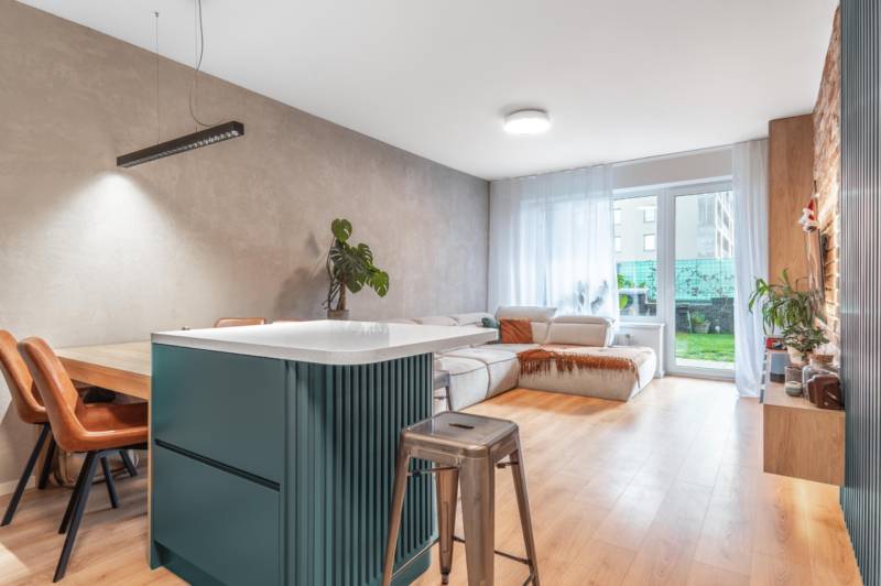 babonytre_bory_promenada_lamac_jana_langosa_3_izbovy_byt_predzahradka_zariadeny_prenajom_premiovo_vkusne_luxusne_parkovacie_statie_kuchyna_ostrovcek_vstavane_spotrebice_jedalensky_stol_sedacka