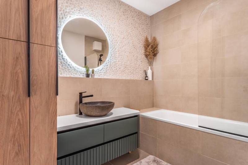 babonytre_bory_promenada_lamac_jana_langosa_3_izbovy_byt_predzahradka_zariadeny_prenajom_premiovo_vkusne_luxusne_parkovacie_statie_kupelna_zrkadlo_umyvadlo