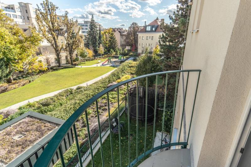 Záhrada s trávnikom a detským ihriskom v Bratislave - Starom Meste z balkóna ulice Fraňa Kráľa.