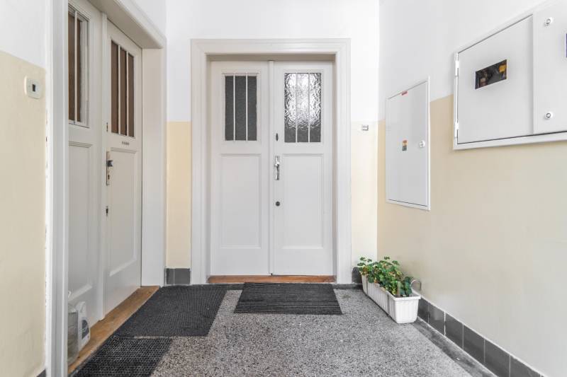 Chodba s dverami a rohožkami v 3-izbovom byte.