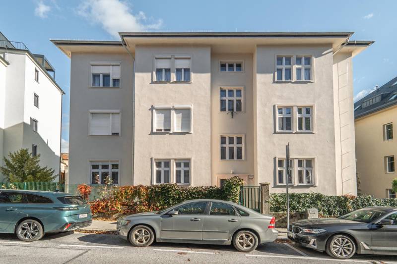 Bytový dom s autami pred ním v Bratislave na Fraňa Kráľa, v Starom Meste.