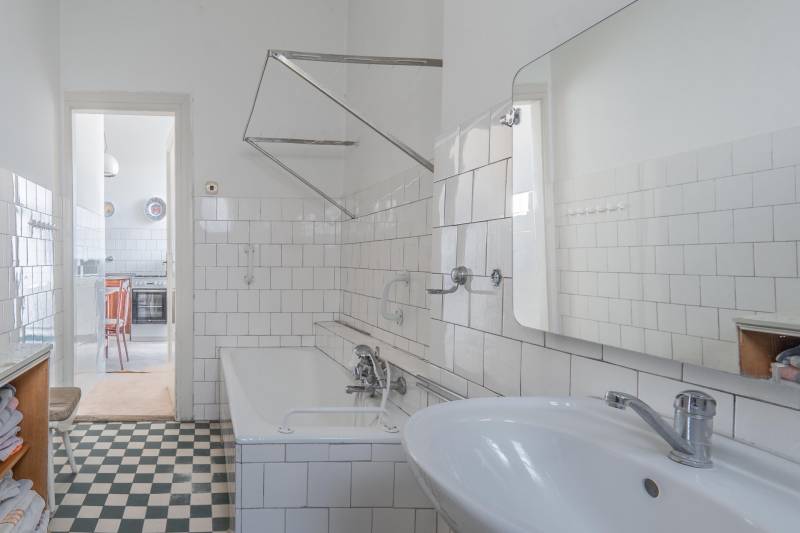 Kúpeľňa v 3-izbovom byte s vaňou a retro obkladom.