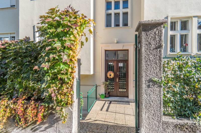 Vchod do budovy s ozdobenými dverami a popínavými rastlinami, Fraňa Kráľa, Bratislava - Staré Mesto.