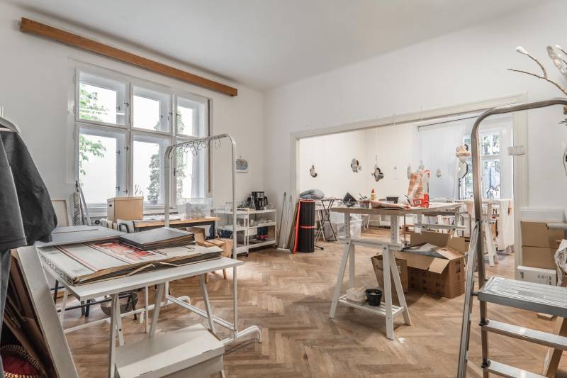 Pracovná dielňa s podlahou s dreveným dekorom v 3-izbovom byte.