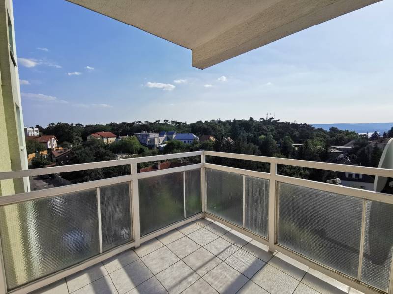 IMG_20250815_164507.BabonyTRE: Prenájom 2-izbovy priestranny byt_Ulica Svetla_stare Mesto_2_samostatné izby_krasny_vyhlad_terasa.jpg