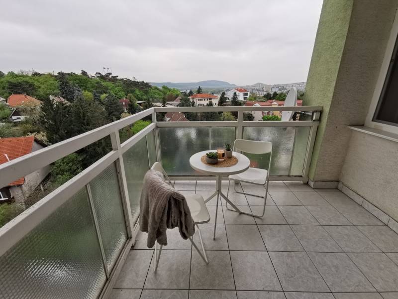 IMG_20250417_143709.BabonyTRE: Prenájom 2-izbovy priestranny byt_Ulica Svetla_stare Mesto_2_samostatné izby_krasny_vyhlad_terasa.jpg