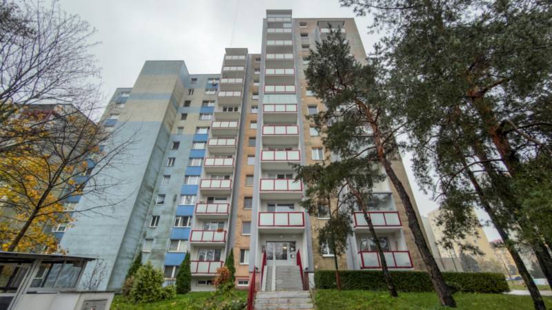 1,5_izbovy_byt_dubravka_drobneho_bratislava_babonytre_richardpastucha_rekonstrukcia_prerobeny_balkon_komplenta_rekonstrukcia_orientacia_severovychod_vyssie_poschodie_bytovy_dom_panelak