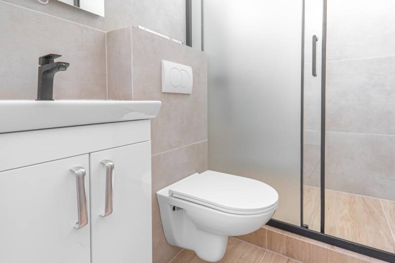 1,5_izbovy_byt_dubravka_drobneho_bratislava_babonytre_richardpastucha_rekonstrukcia_prerobeny_balkon_komplenta_rekonstrukcia_orientacia_severovychod_vyssie_poschodie_chodba_kupelna_walkin_sprchovy_kut_WC