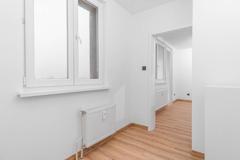 1,5_izbovy_byt_dubravka_drobneho_bratislava_babonytre_richardpastucha_rekonstrukcia_prerobeny_balkon_komplenta_rekonstrukcia_orientacia_severovychod_vyssie_poschodie_obyvacka_kuchyna_spalna_3