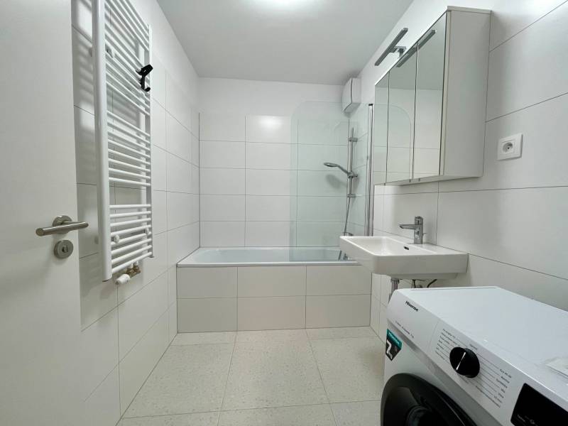 Babony-tre-raca-verdena-2-izbovy-byt-vrbenskeho-novostavba-loggia-zariadeny-vytah-klimatizacia-richard-pastucha-reality-kupelna-vana-sprchovy-set-sprcha-zrkadlo-ukyvadlo-pracka