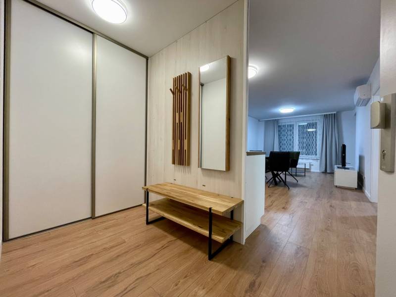 Babony-tre-raca-verdena-2-izbovy-byt-vrbenskeho-novostavba-loggia-zariadeny-vytah-klimatizacia-richard-pastucha-reality-chodba-zrkadlo-vstup