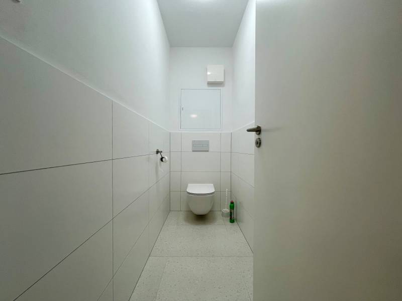 Babony-tre-raca-verdena-2-izbovy-byt-vrbenskeho-novostavba-loggia-zariadeny-vytah-klimatizacia-richard-pastucha-reality-toaleta-wc-geberit-odsavanie