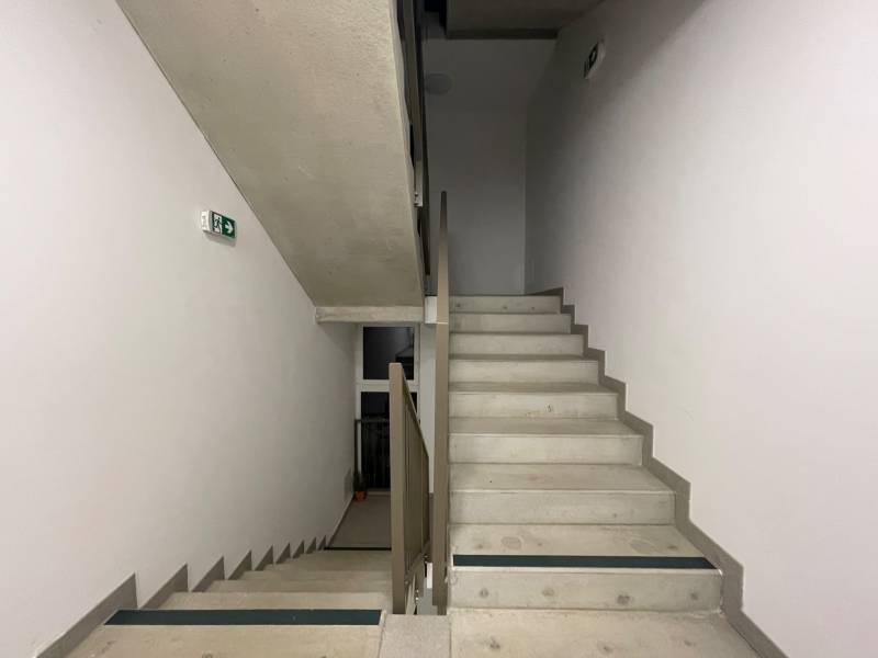 Babony-tre-raca-verdena-2-izbovy-byt-vrbenskeho-novostavba-loggia-zariadeny-vytah-klimatizacia-richard-pastucha-reality-schodisko