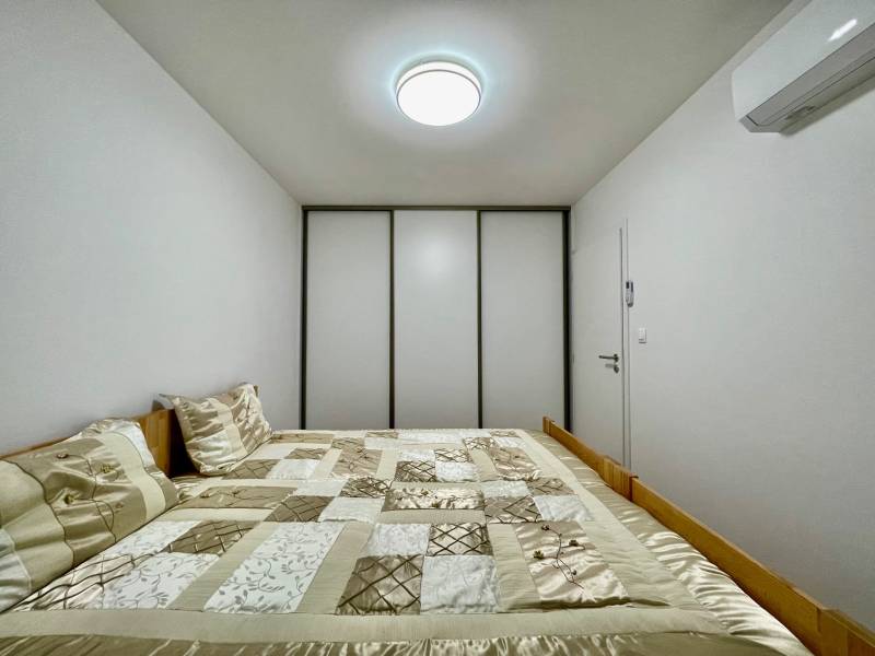 Babony-tre-raca-verdena-2-izbovy-byt-vrbenskeho-novostavba-loggia-zariadeny-vytah-klimatizacia-richard-pastucha-reality-spalna-postel-vstavana-skrina