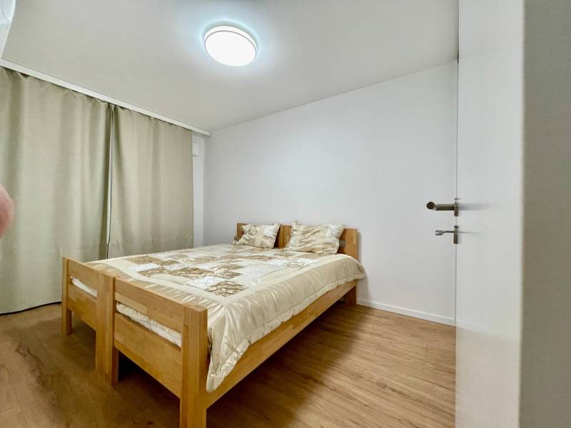 Babony-tre-raca-verdena-2-izbovy-byt-vrbenskeho-novostavba-loggia-zariadeny-vytah-klimatizacia-richard-pastucha-reality-spalna-postel-vstavana-skrina