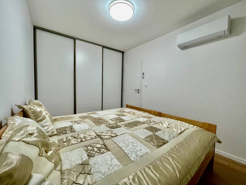 Babony-tre-raca-verdena-2-izbovy-byt-vrbenskeho-novostavba-loggia-zariadeny-vytah-klimatizacia-richard-pastucha-reality-spalna-postel-vstavana-skrina