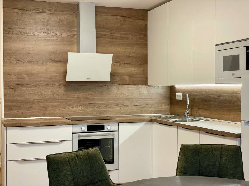 Babony-tre-raca-verdena-2-izbovy-byt-vrbenskeho-novostavba-loggia-zariadeny-vytah-klimatizacia-richard-pastucha-reality-kuchyna-dreveny-podklad