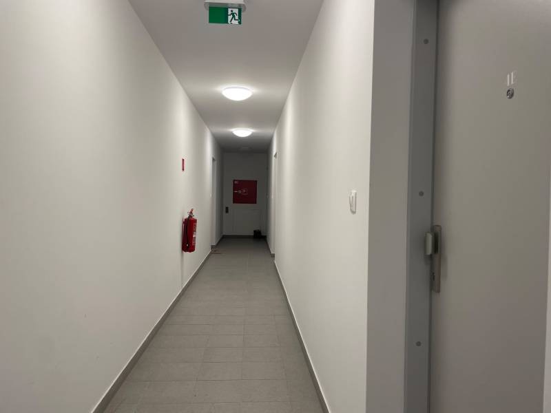 Babony-tre-raca-verdena-2-izbovy-byt-vrbenskeho-novostavba-loggia-zariadeny-vytah-klimatizacia-richard-pastucha-reality-chodba